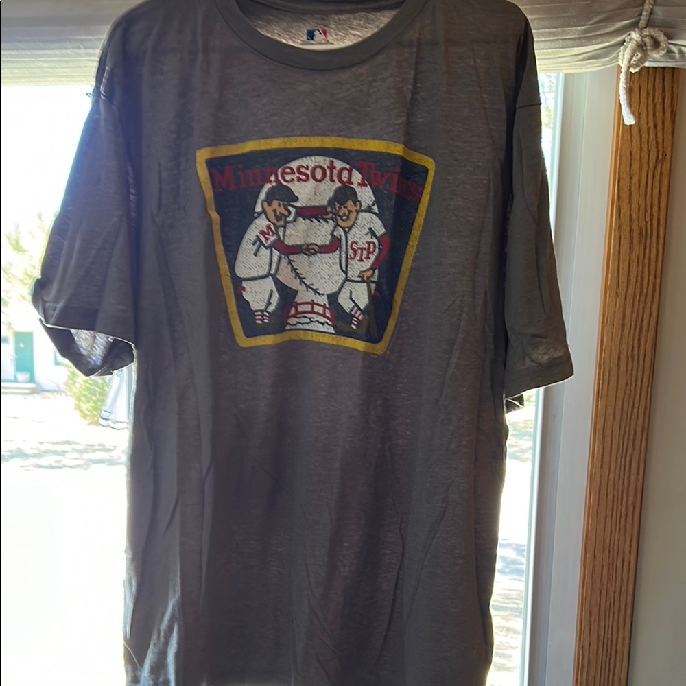 Genuine Merchandise Gray Short Sleeve Tee with Graphic Design